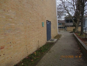 \\stadt.braunschweig.de\Zentrale_Ablage\Dez_8\FB67\Amt_67\67.22\19_Klimaschutz\03_Maßnahme_A_Dach- und Fassadenbegrünung, Mooswände\002_Fassadenbegrünung\011_Fotos\2020-12-17_Abnahme Pflanzung Selbstklimmer I\IMG_2662.JPG